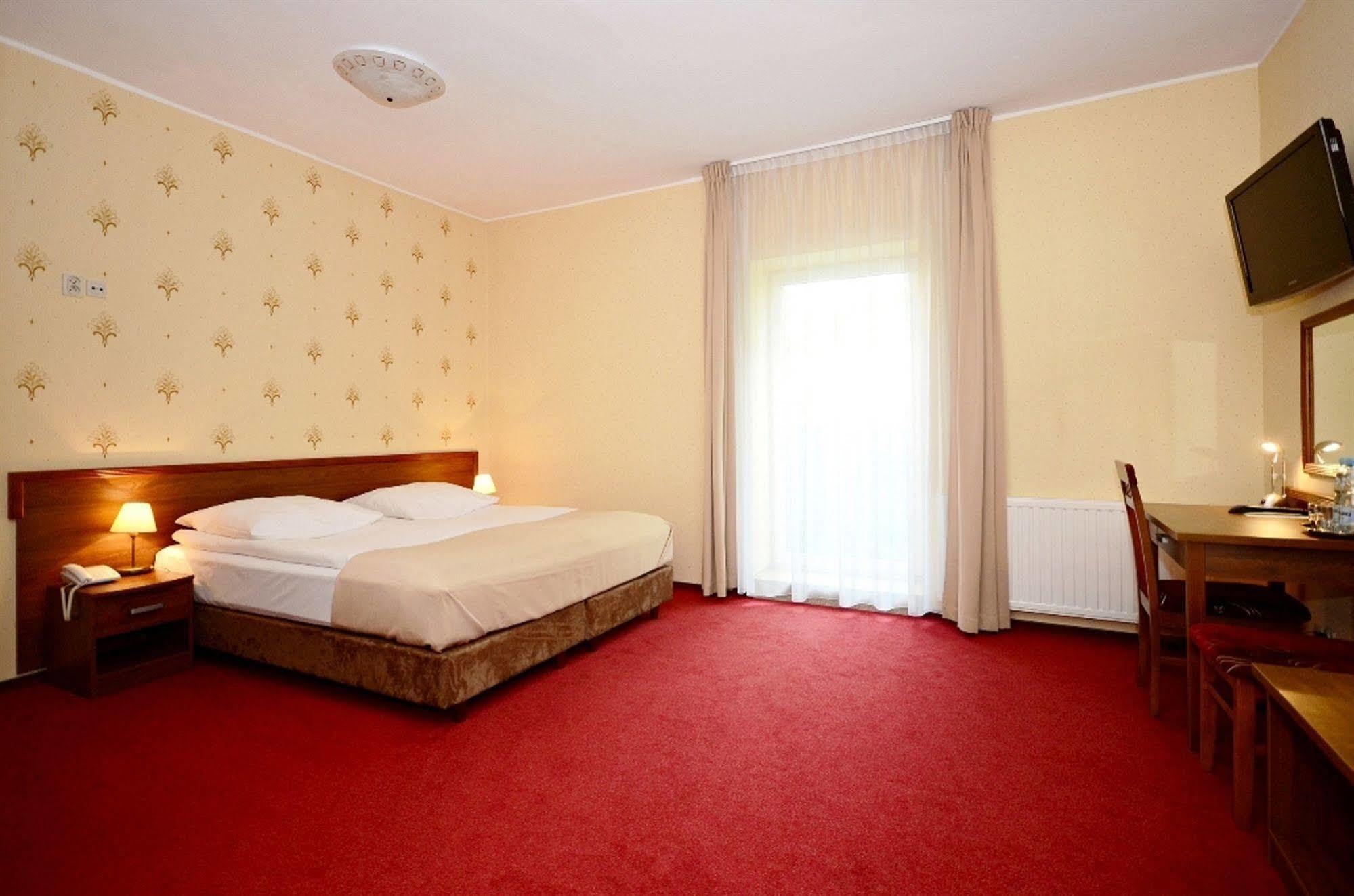 Chopin Hotel Pruszcz Gdanski ภายนอก รูปภาพ